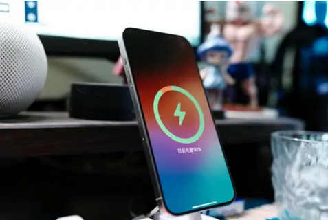 花垣苹果15换屏服务分享用什么充电器给iPhone15充电更好 